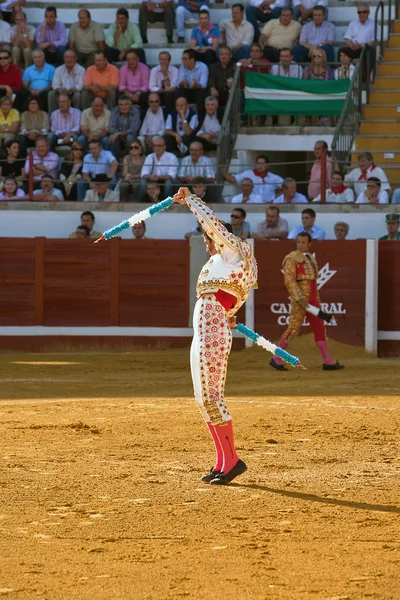 Banderillero，斗牛士步行，置于公牛，骑的飞镖是放置在公牛的鲜艳飞镖 — 图库照片