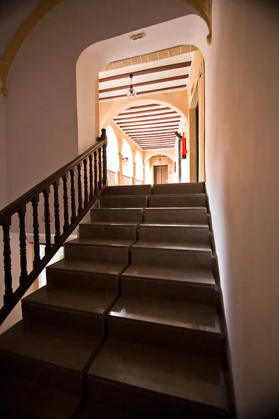 Лестница для доступа в выставочные залы Муниципального музея Алкала-ла-Реал — стоковое фото