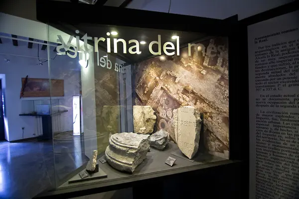 Προθήκης με περιεχόμενα και γλυπτά στο Δημοτικό Μουσείο της la alcala πραγματική — Φωτογραφία Αρχείου