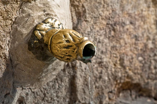青铜剑喷泉的壶嘴 — 图库照片