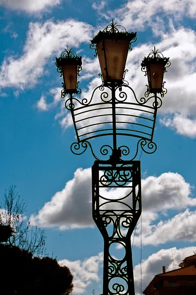 Lamppost silhouette against the sky — Stock Photo, Image