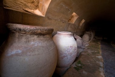 Bodrumda gıdalar korumak için kil kavanoz
