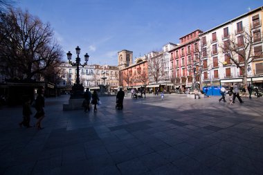 turistler ve yerliler için kare orta öğleden sonra bibarrambla gezinme