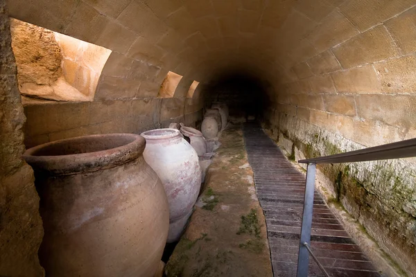 Pots d'argile pour conserver les aliments dans la cave — Photo