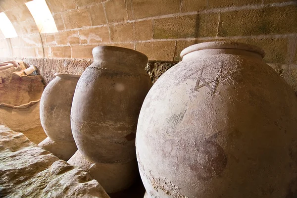 罐子的粘土保存在地窖里的食物 — 图库照片