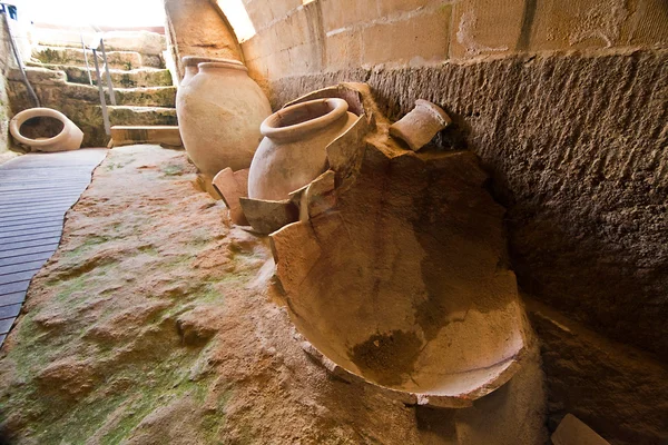 Pots d'argile pour conserver les aliments dans la cave — Photo