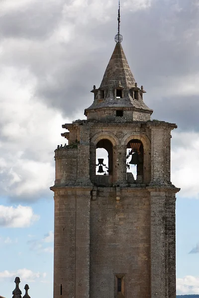 Klokkentoren van de kerk van de abdij van la mota kasteel — Stockfoto