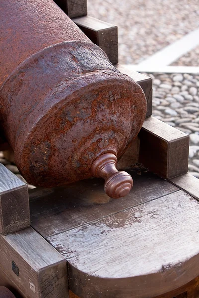 Kanon aus Eisen im Stadtbild der Burg La Mota — Stockfoto