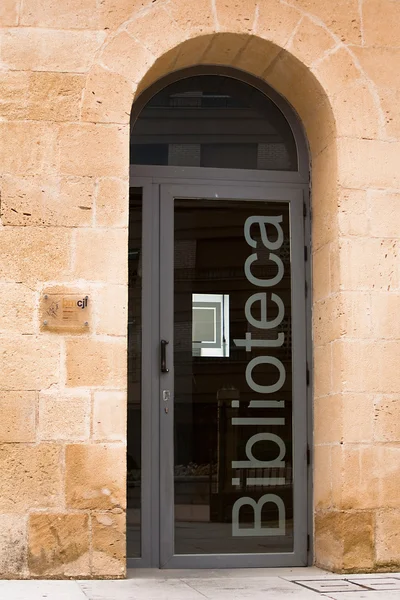 Brama biblioteki publicznej, Alcalá la real — Zdjęcie stockowe