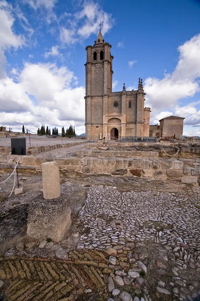 Blick auf die Ausgrabungsstätte und die Abteikirche — Stockfoto