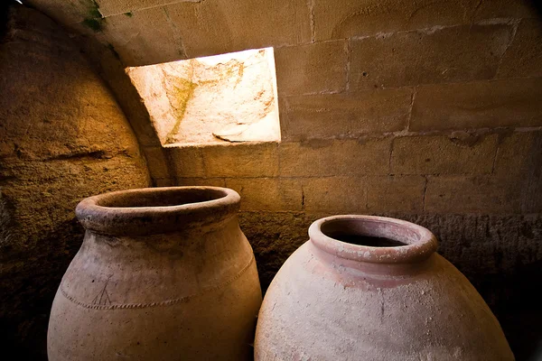 Pots d'argile pour conserver les aliments dans la cave — Photo