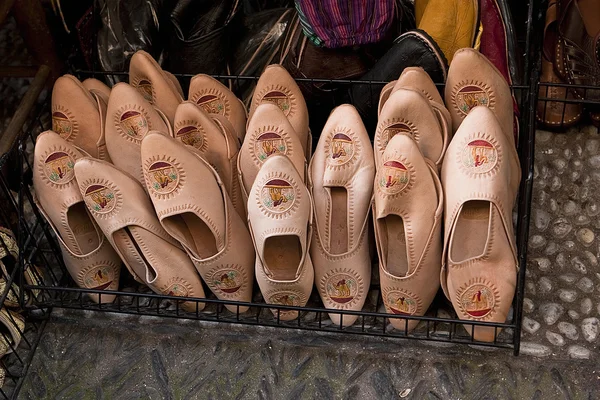 Pantofola moresca in un negozio nella strada delle sale da tè — Foto Stock