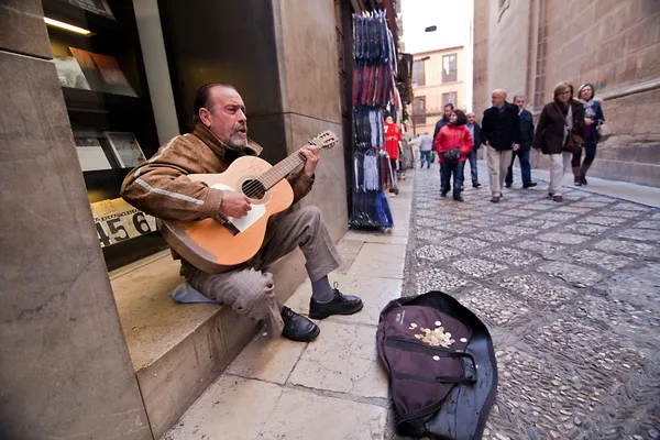 Guitarrista sentado en el alféizar del Museo José Guerrero contra la Capilla Real — Foto de Stock