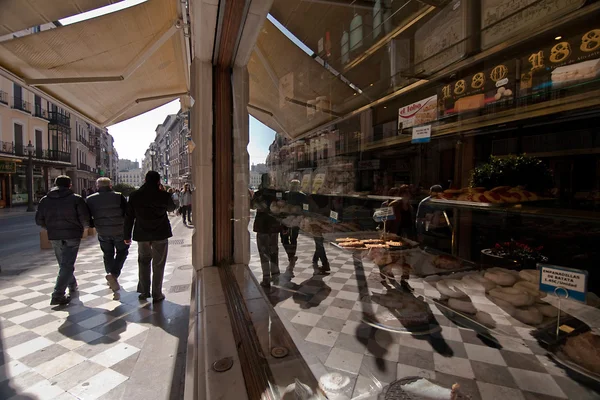 Mensen lopen op reyes Plaza straat en weerspiegeld in de shopwindow — Stockfoto