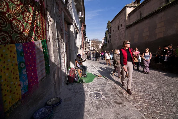 波希米亚的吉他手在 carrera del darro 唱歌 — 图库照片