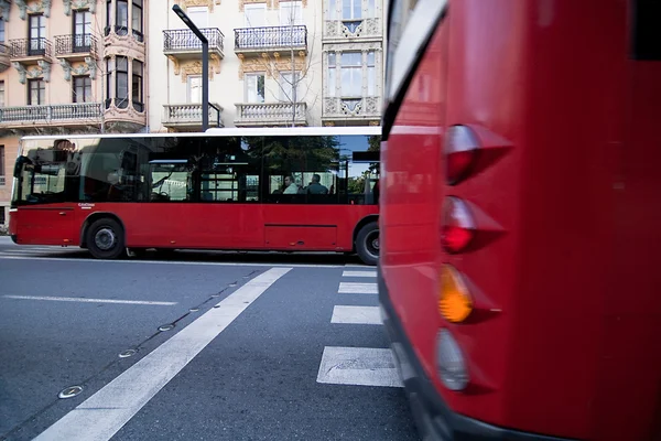 Przeprawy Autobusy miejskie w przeciwnych kierunkach od gran via — Zdjęcie stockowe