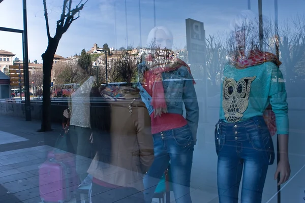 反射と店の窓で抽象マネキン — ストック写真