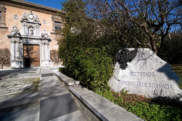 Kámen s vyrytým nápisem rectorship univerzity granada na vstupu do budovy — Stock fotografie