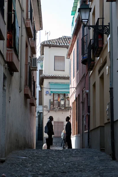 Wo Moroccans speaking at the end of street in the Albaicin — Stock Photo, Image