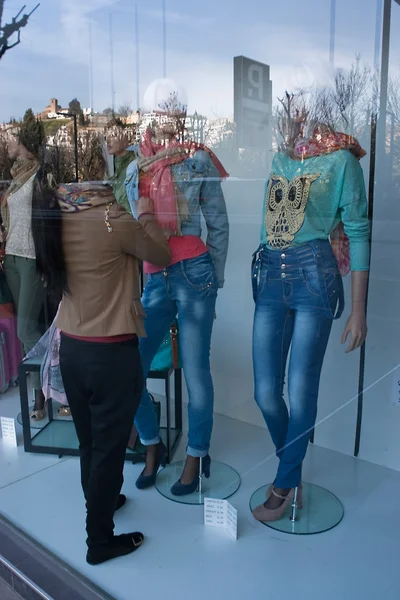 Abstrakte Schaufensterpuppe im Schaufenster mit dem reflektierten — Stockfoto