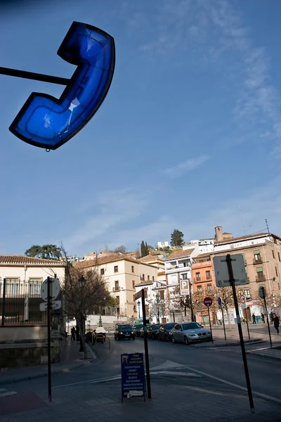 Plaza de la Libertad donde se encuentra el arco de Elvira y comienza el ascenso al Barrio del Albaicín — Foto de Stock