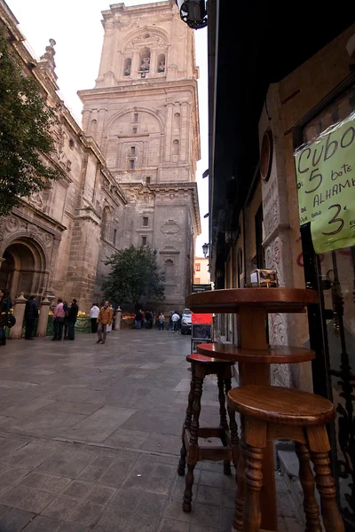 Belltower katedrála a stůl a barové židle — Stock fotografie