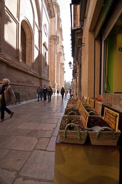 Market spices at the foot of the Tower of the Cathedral of Granada — Stock Photo, Image