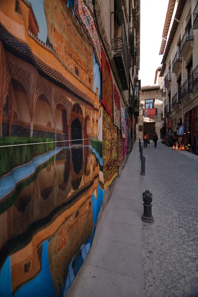 Tessuti e arazzi appesi a un muro — Foto Stock