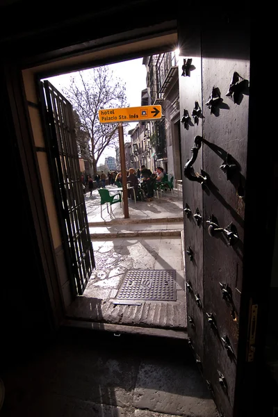 Views from the Carrera del Darro from inside La fontana pub, Granada — Stock Photo, Image