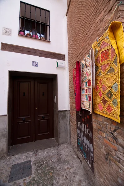 Tejidos de seda expuestos en una esquina — Foto de Stock