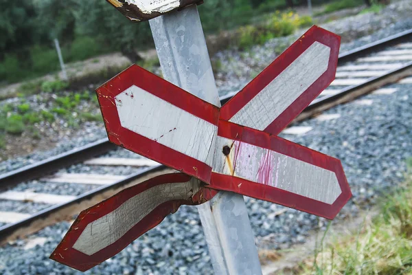 Warnschild für unbeschrankten Bahnübergang, blauer Himmel mit Wolken — Stockfoto