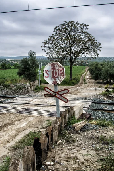 Warnschild für unbeschrankten Bahnübergang, blauer Himmel mit Wolken — Stockfoto