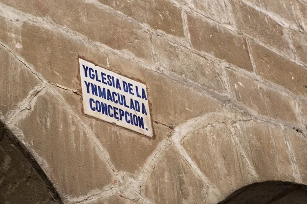 Αρχιτεκτονικές λεπτομέρειες και να υπογράψει το όνομα του δρόμου γραμμένο στα παλιά καστιλιάνικα — Φωτογραφία Αρχείου