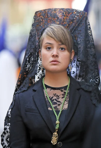 Vrouw gekleed in mantilla tijdens een processie van Heilige week — Stockfoto