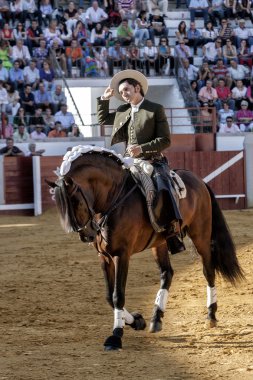 kamu performans sunmak için kendi şapka kaldırma İspanyol Boğa güreşçisi at diego ventura boğa güreşi sırtında, üzerinde