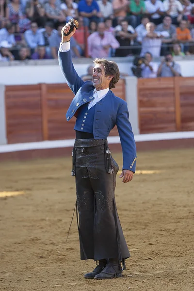 Španělština toreador na koni Pablo Hermoso de Mendoza poděkovat trofej, která byla udělena prezidentem aréně — Stock fotografie