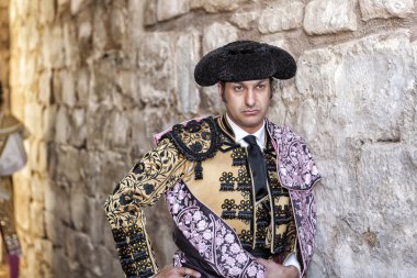 İspanyol Boğa güreşçisi morante de la puebla paseillo ubeda Arena içinde başlatmak için dışarı çıkmadan sokağa dakika konsantre