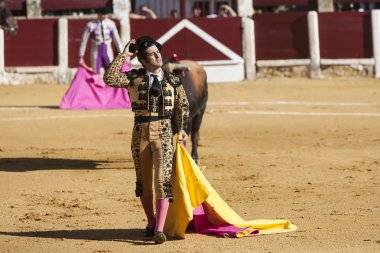 İspanyol ubeda bullring kamuoyunda selamlamak için onun montera kaldırılması Boğa güreşçisi morante de la puebla