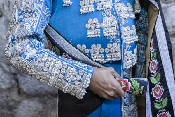 Spanischer Stierkämpfer mit blauem Kleid und silbernen Ornamenten, der Mantel wird gelegt, um den Paseillo zu beginnen, bevor der Stierkampf in Ubeda beginnt — Stockfoto