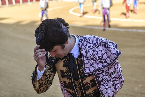 Spanish bullfighter Morante de la Puebla greeting the President at the end of the paseillo to start the bullfighting celebration in Ubeda bullring — Stock Photo, Image