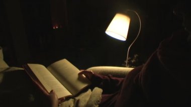 Kitap okuyan bir kadın.