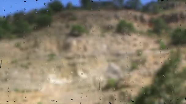 Vista del paisaje que pasa desde una ventana de tren después de una lluvia intensa — Vídeos de Stock