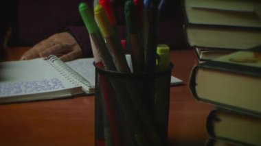 kadın kalem günlük olarak yazıyor.