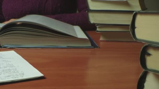 Eine Frau blättert in einem Buch — Stockvideo