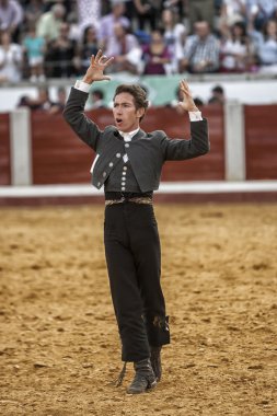 at sırtında İspanyol Boğa güreşçisi leonardo hernandez boğa güreşi üzerinde horsebackin bir jest, memnuniyet ve bullin pozoblanco sadece öldürdüğünde zaferi