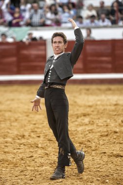 at sırtında İspanyol Boğa güreşçisi leonardo hernandez boğa güreşi üzerinde horsebackin bir jest, memnuniyet ve bullin pozoblanco sadece öldürdüğünde zaferi