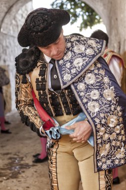 kendisi gitmeden önce sokakta yürüme cape koyarak Boğa güreşçisi