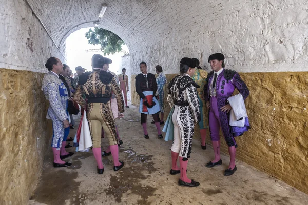 Bullfighters speaking on the alley waiting to come out to the bu — Stock Photo, Image