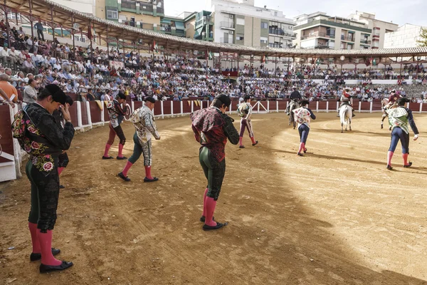 在 paseillo 或初始游行在建筑群的西班牙斗牛士 — 图库照片