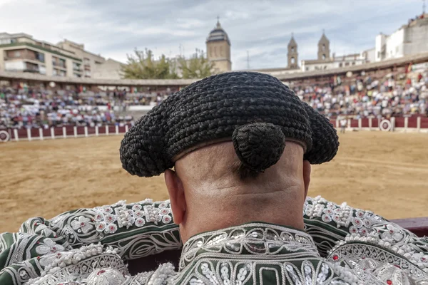 Dettaglio del torero calvo e leggermente grasso guardando il toro dur — Stok fotoğraf